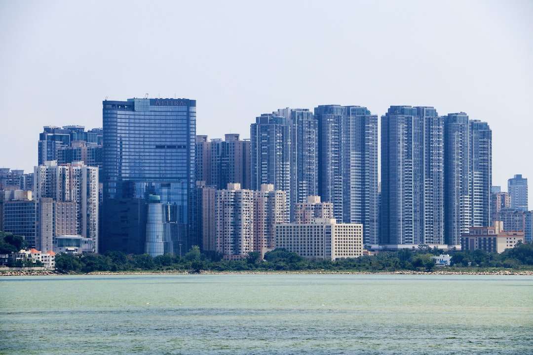 Panorama města přes tělo vody během dne skládačky online