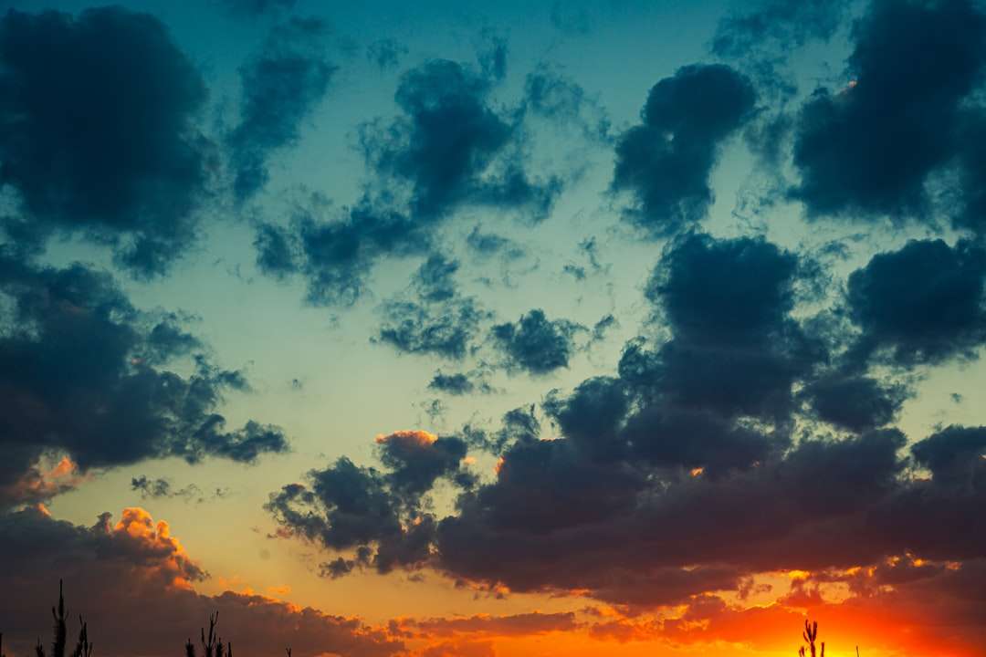Modré a oranžové zatažené obloze při západu slunce online puzzle