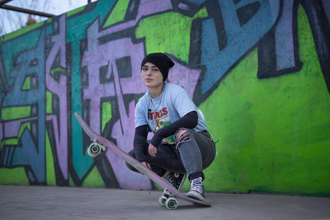 Muž v bílé posádky krku tričko na skateboard skládačky online