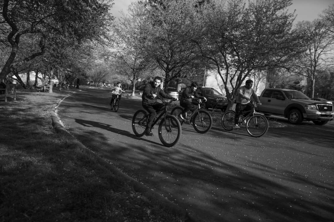 Foto en escala de grises de personas que montan bicicletas en la carretera. rompecabezas en línea