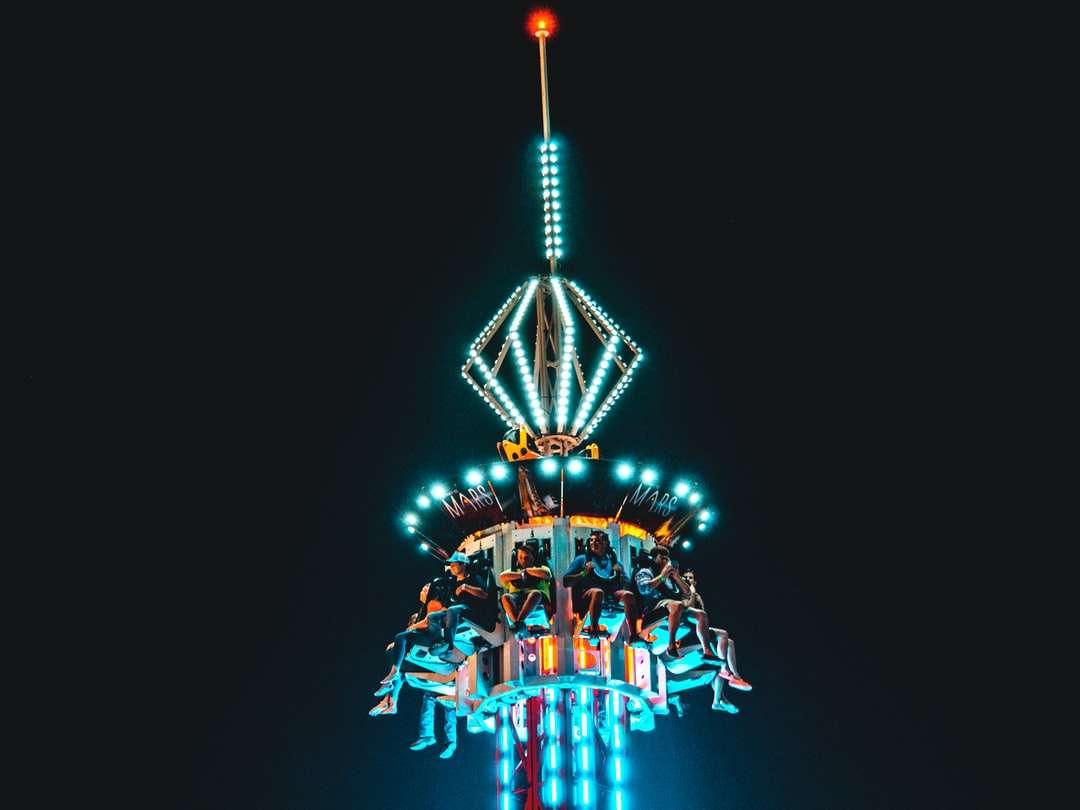 torre iluminada con luces azules durante la noche rompecabezas en línea