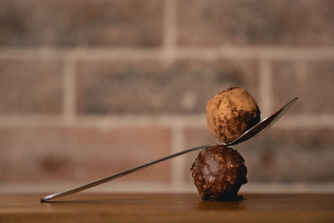 Tři hnědé kulaté ovoce na hnědý dřevěný stůl online puzzle