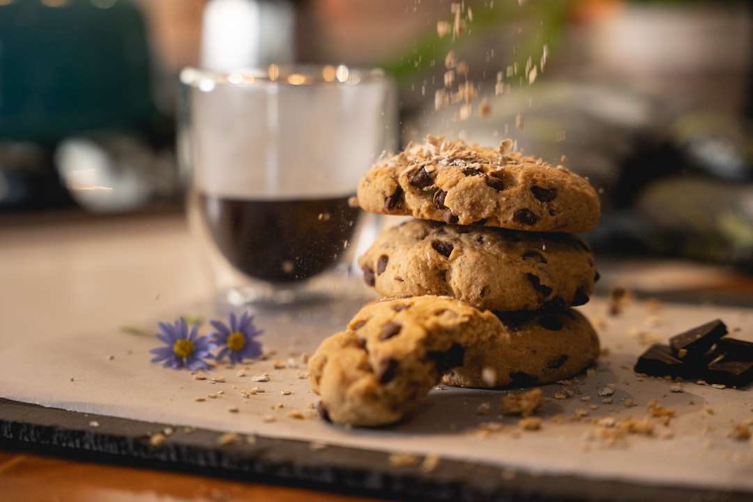 Soubory cookie na bílé keramické desce skládačky online