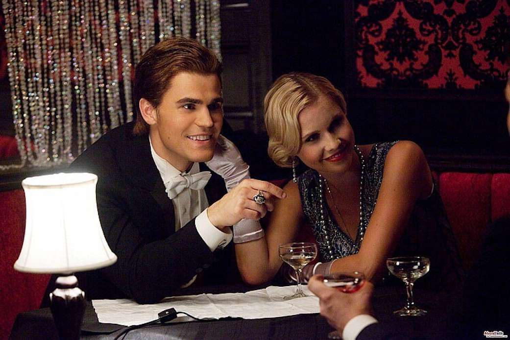 Stefan och Rebekah pussel på nätet