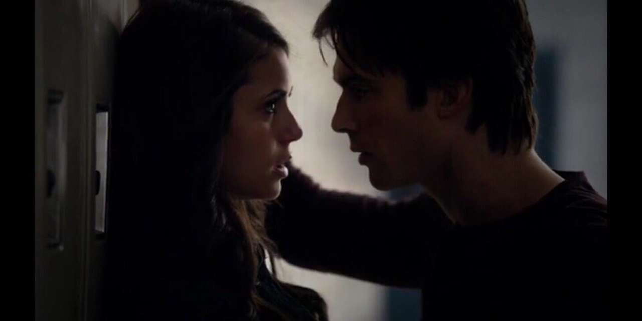 Damon och Elena pussel på nätet