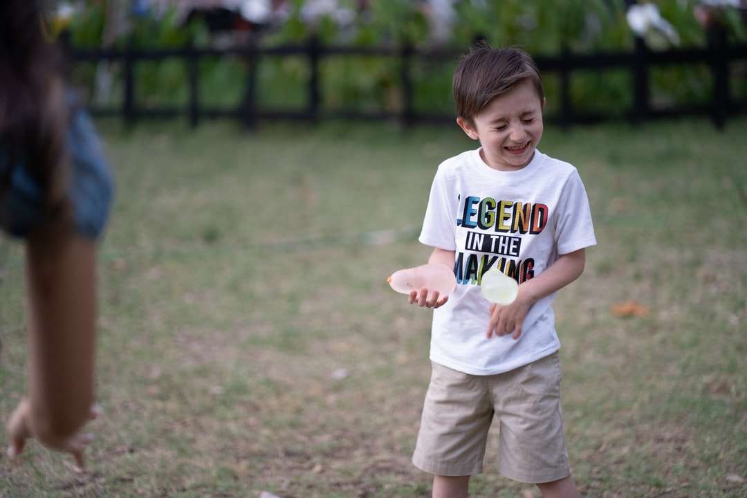 Junge in weißem T-Shirt mit Rundhalsausschnitt und braunen Shorts Online-Puzzle