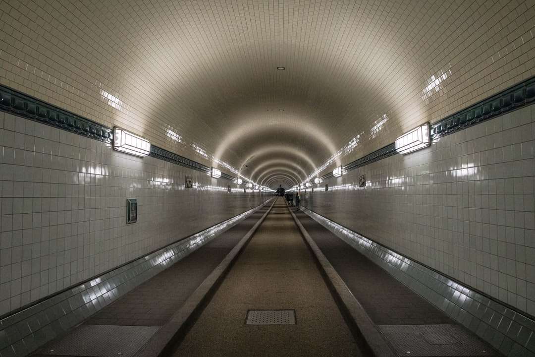 бял и кафяв коридор със светлини, включени в средата онлайн пъзел