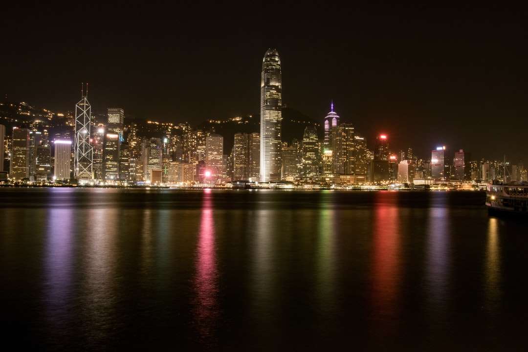 Panorama města během nočního času online puzzle
