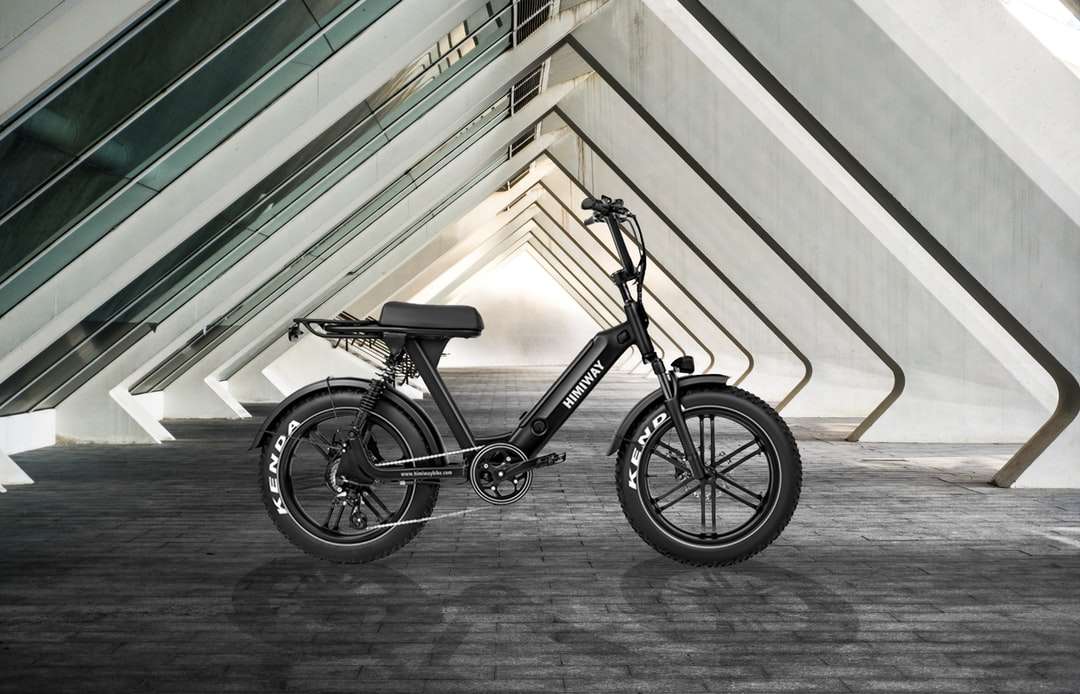 Svart och grå cykel på grått betonggolv Pussel online
