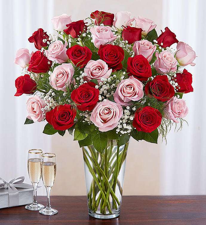Roses in a glass vase jigsaw puzzle online