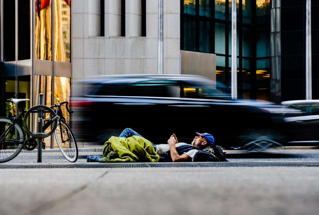 Férfi zöld kabát ül a fekete út kerékpár kirakós online