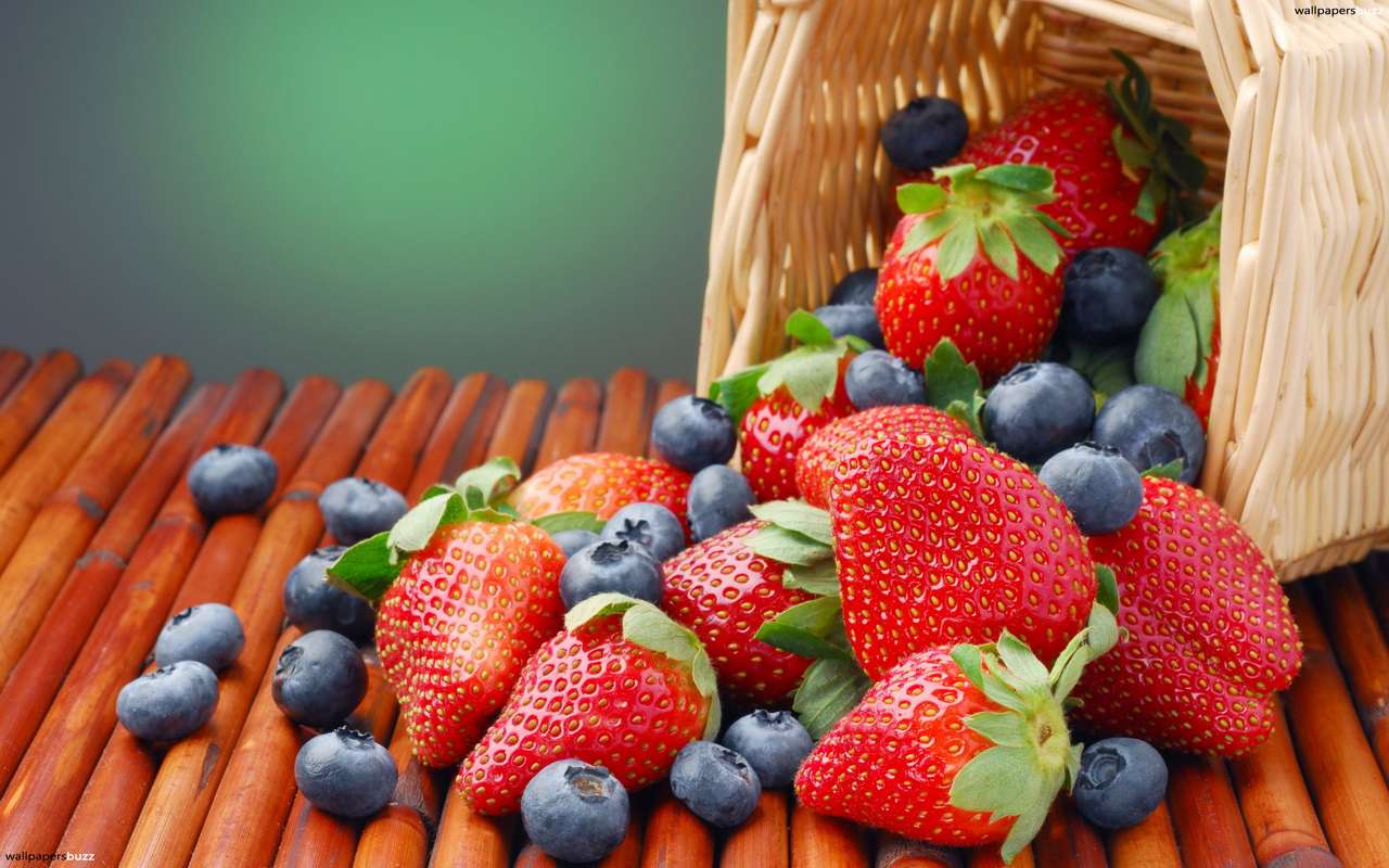 Es ist Erdbeeren mit blauen Trauben Puzzlespiel online