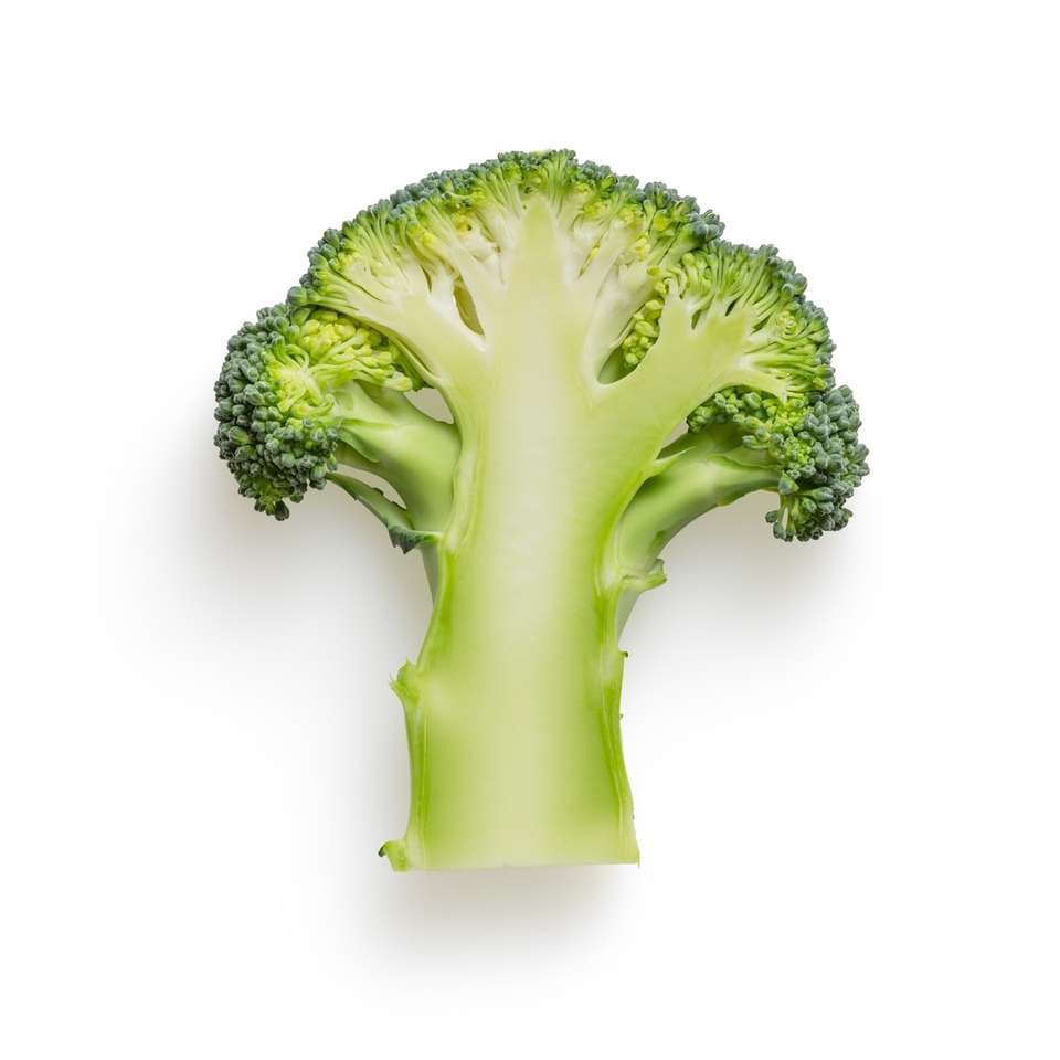 Grüner Brokkoli auf weißem Hintergrund Puzzlespiel online