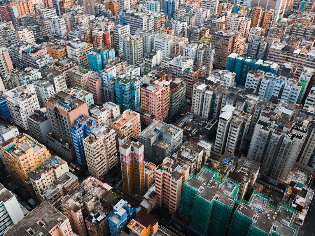 Letecký pohled na městské budovy během dne skládačky online