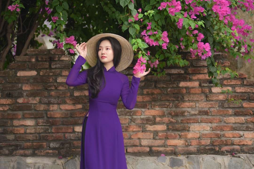 жінка в фіолетовій сукні з довгим рукавом пазл онлайн