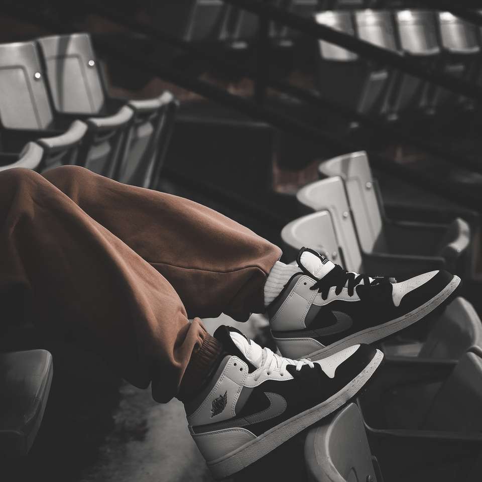 черно-белые высокие кроссовки Nike онлайн-пазл