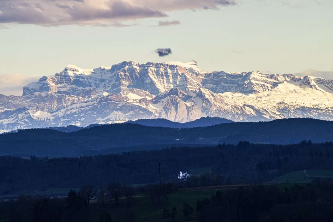 Zasněžené hory během dne skládačky online