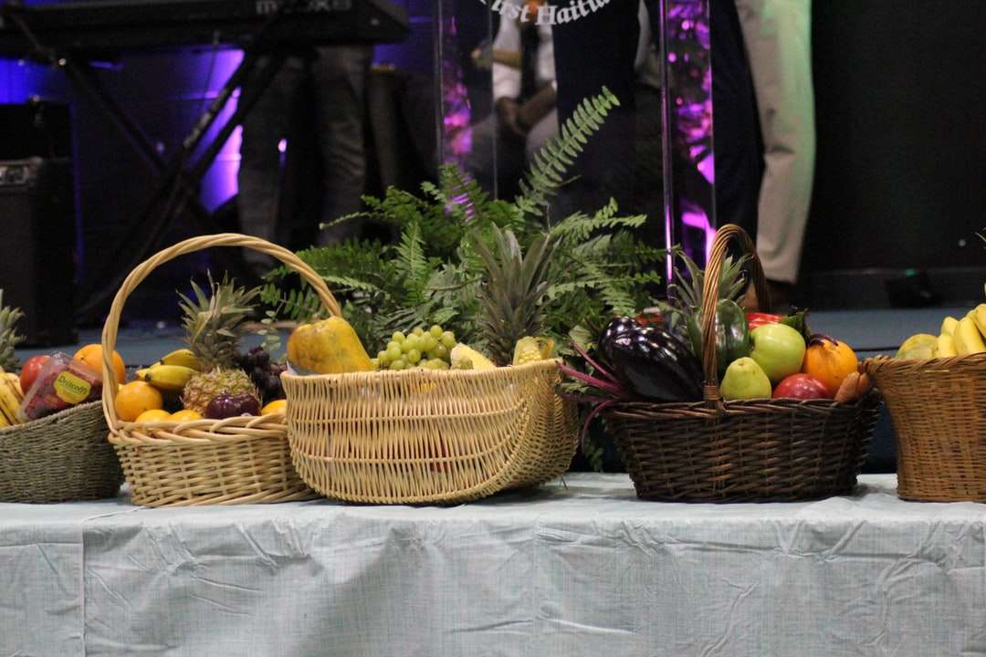 коричневая плетеная корзина с зелеными и желтыми фруктами онлайн-пазл