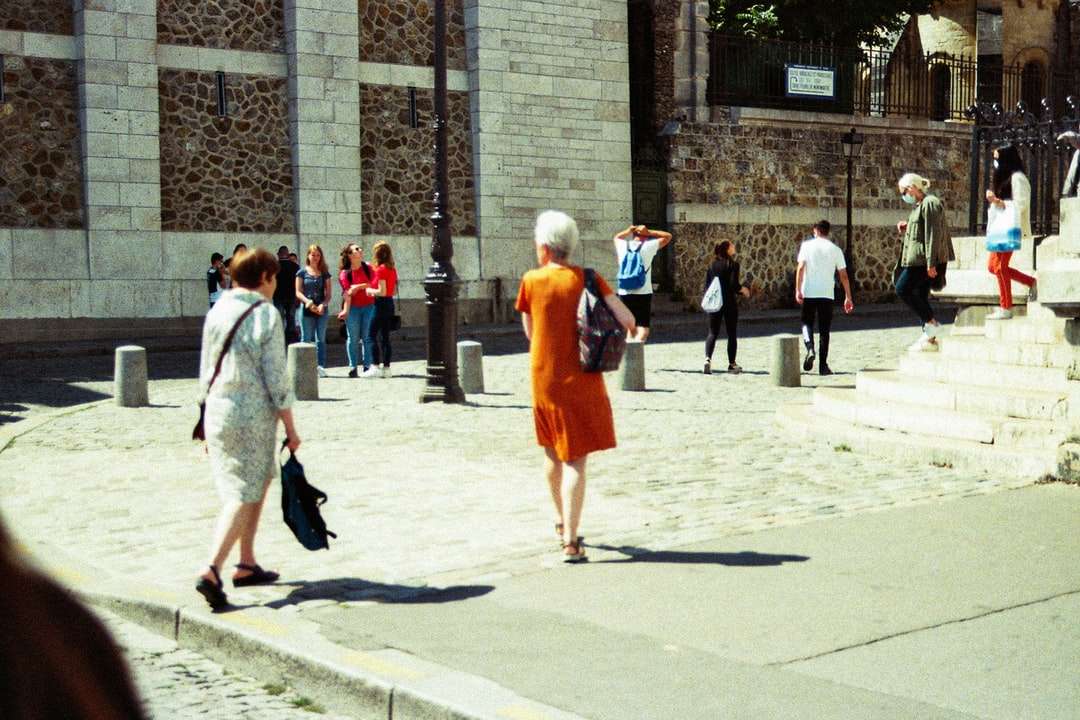 Les gens marchant dans la rue pendant la journée puzzle en ligne