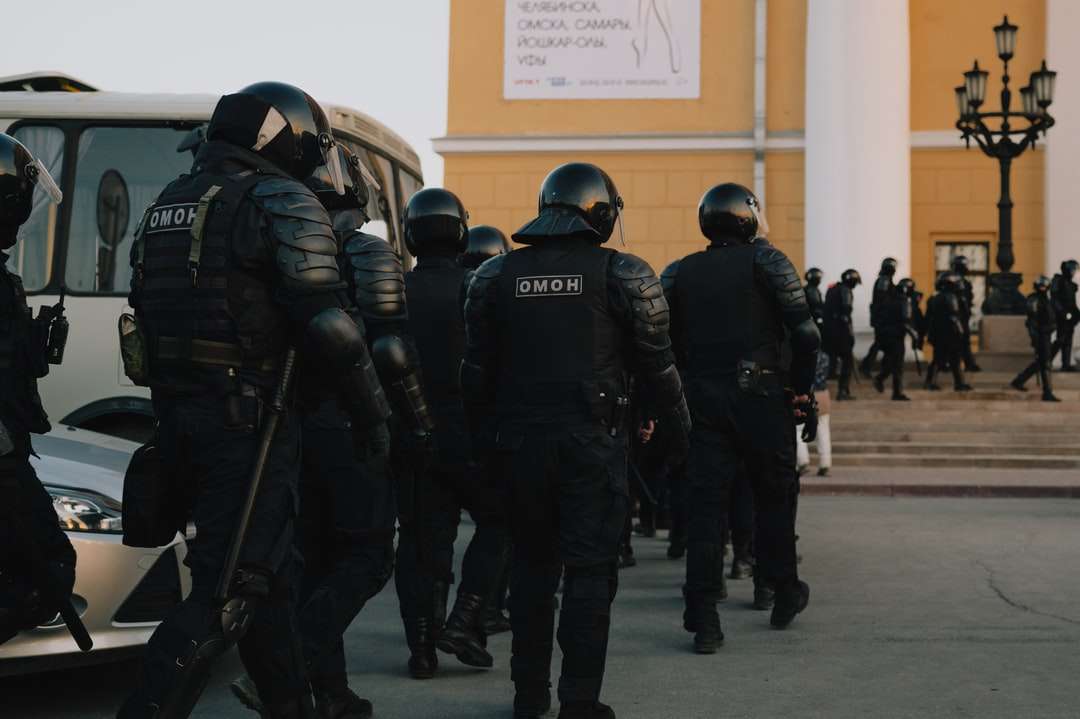 groep politiemannen in zwart uniform legpuzzel online