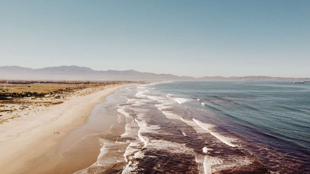 Mořské vlny havarovat na břehu během dne skládačky online