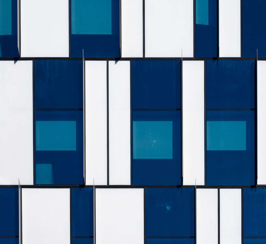 Blauw en wit betonnen gebouw legpuzzel online