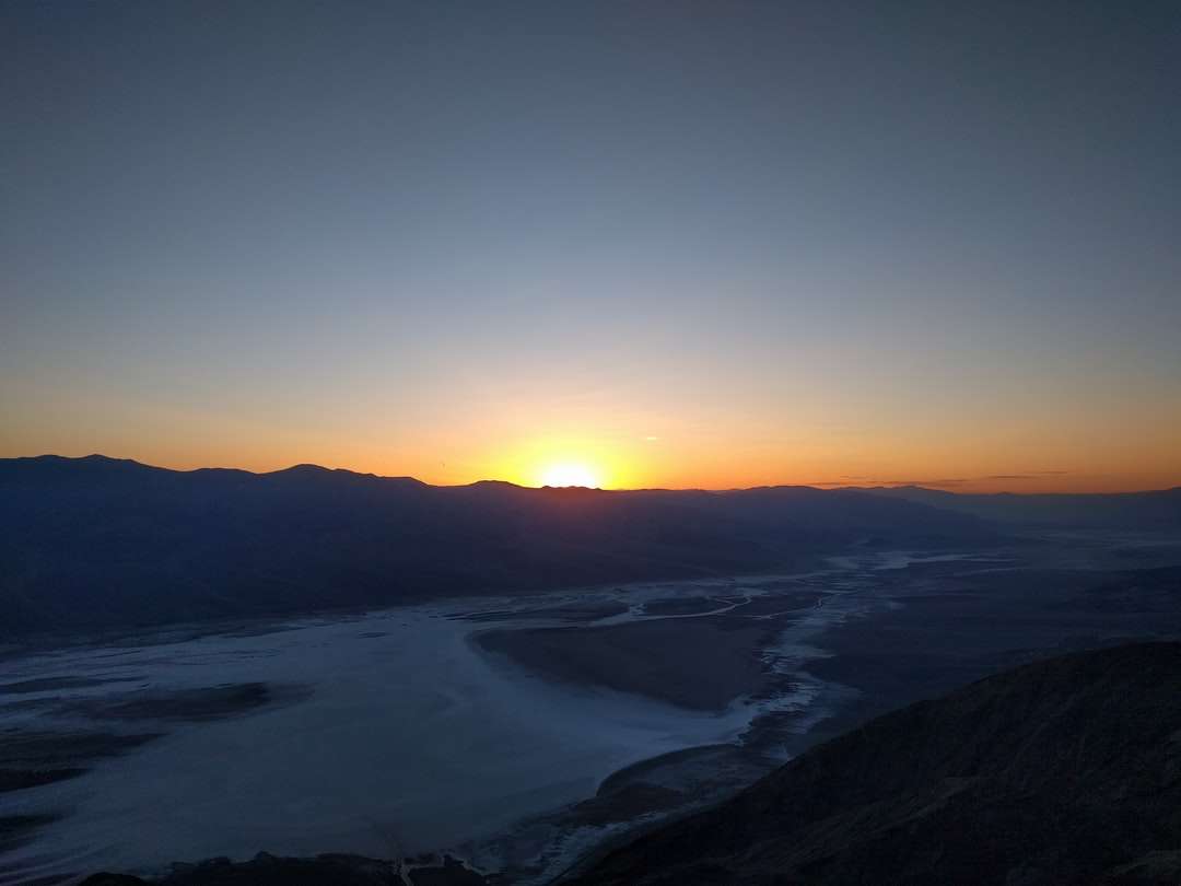 Silhouette di montagne durante il tramonto puzzle online