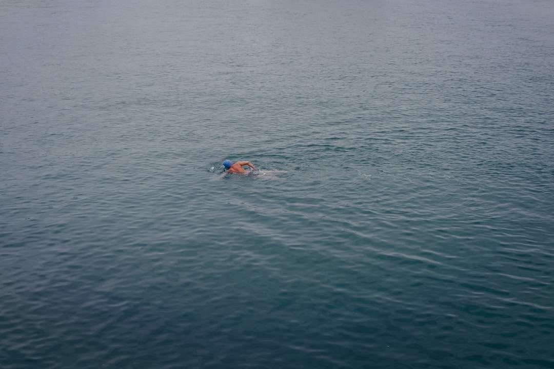 човек плува на синьо море през деня онлайн пъзел