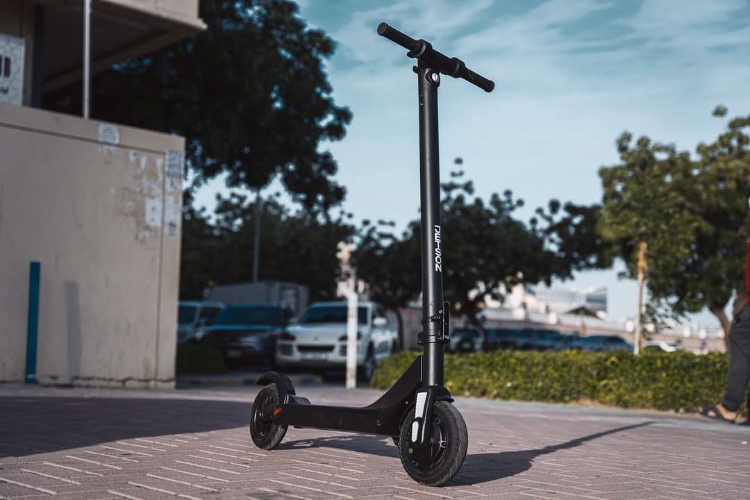 Černý a šedý kop scooter na šedé betonové podlaze skládačky online