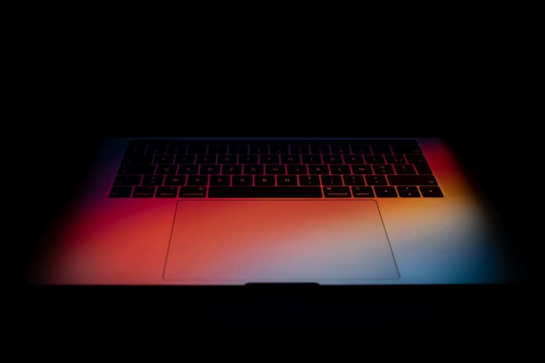 MacBook Pro aktiviert auf der Anzeige des weißen Bildschirms Online-Puzzle