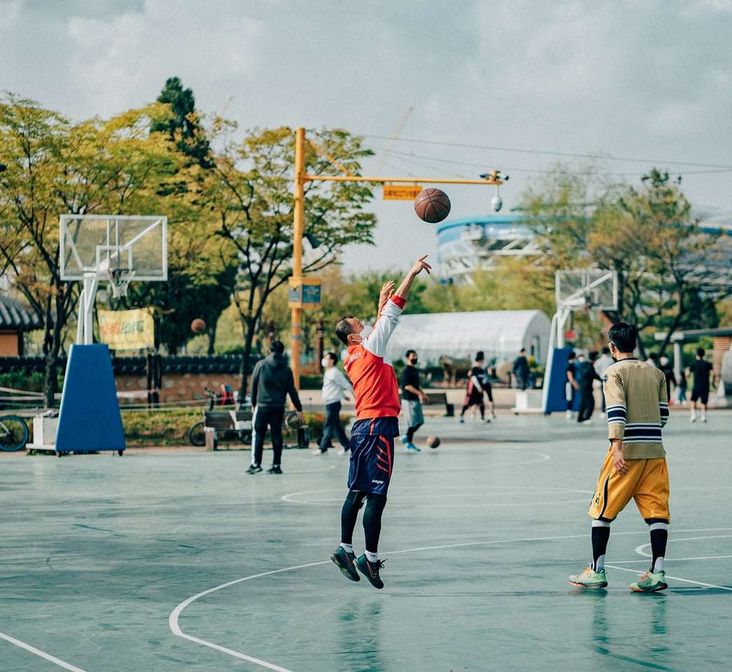 Οι άνθρωποι που παίζουν μπάσκετ κατά τη διάρκεια της ημέρας παζλ online