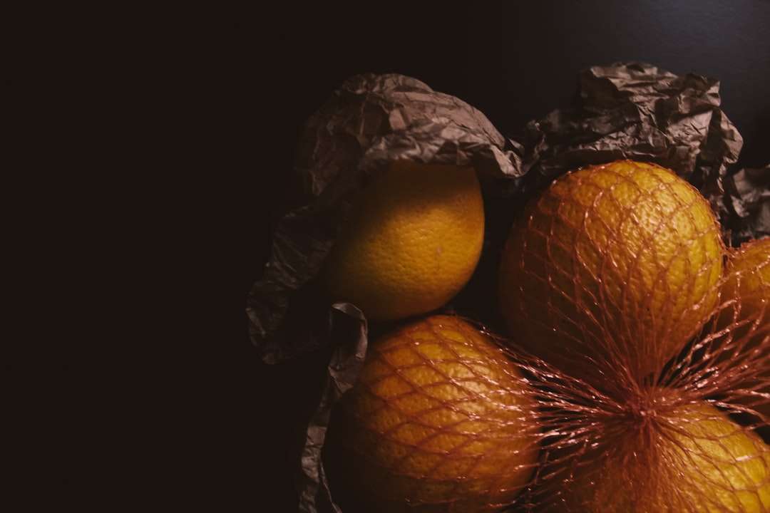 orange frukt i svart plastpåse Pussel online