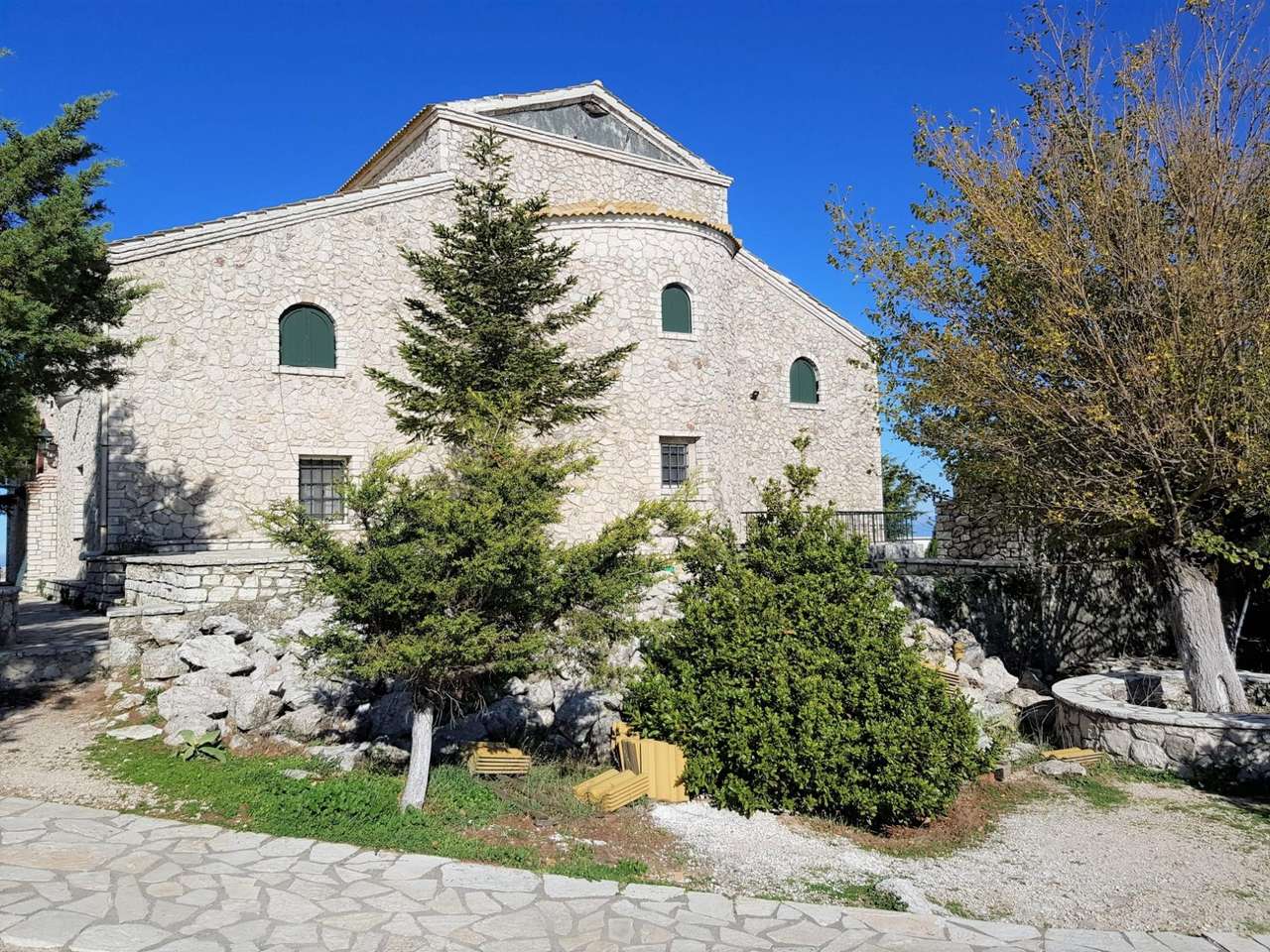 Mosteiro na montanha Pantokrator em Corfu quebra-cabeças online