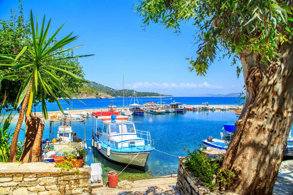 Kouloura Harbor aan de kust van Corfu legpuzzel online