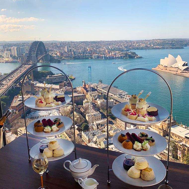En måltid i en restaurang med utsikt över Sydney Pussel online