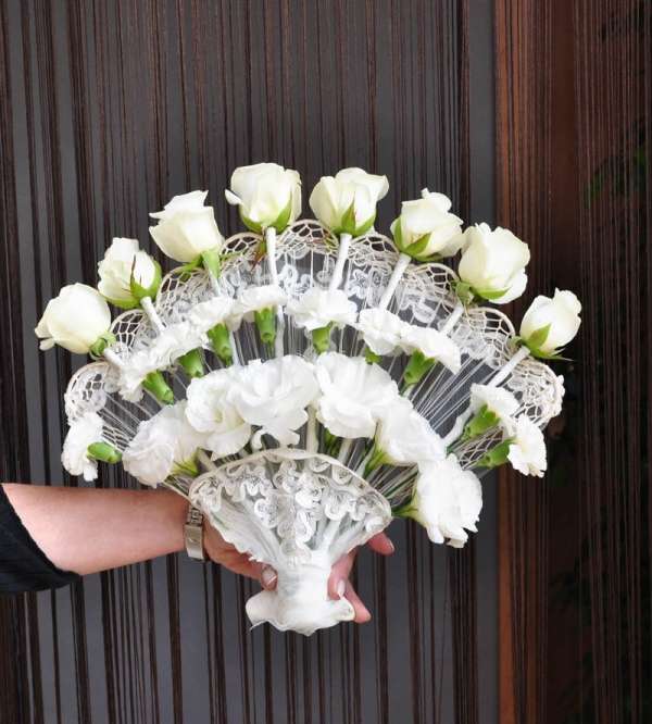 Λουλούδια γάμου - ένας ανεμιστήρας με τριαντάφυλλα παζλ online