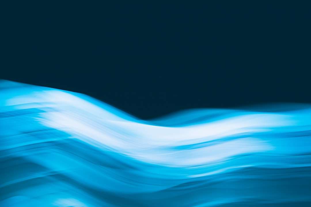 Μπλε και λευκά φωτεινά κύματα online παζλ