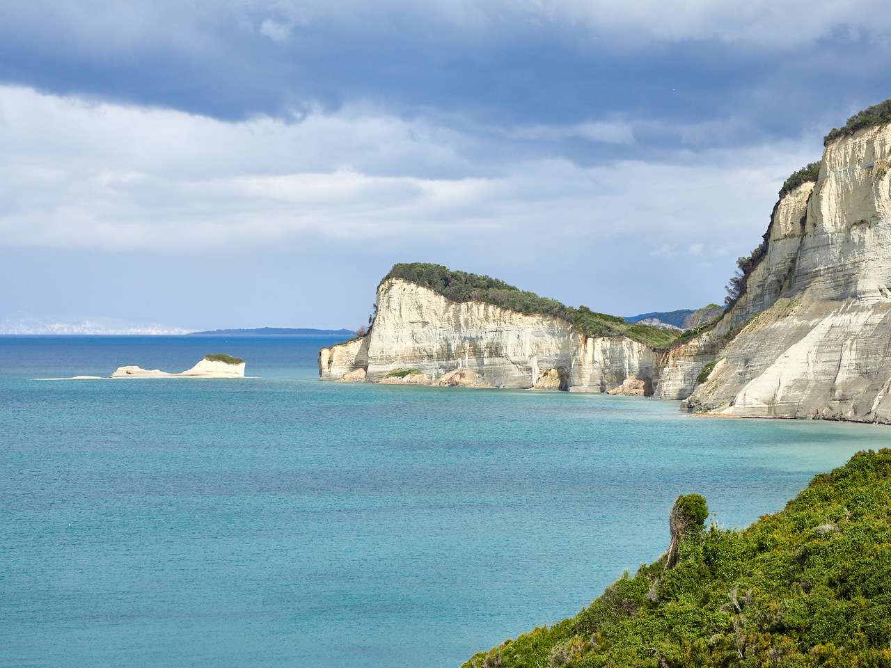 Cape Drastis aan de kust van het eiland Corfu legpuzzel online