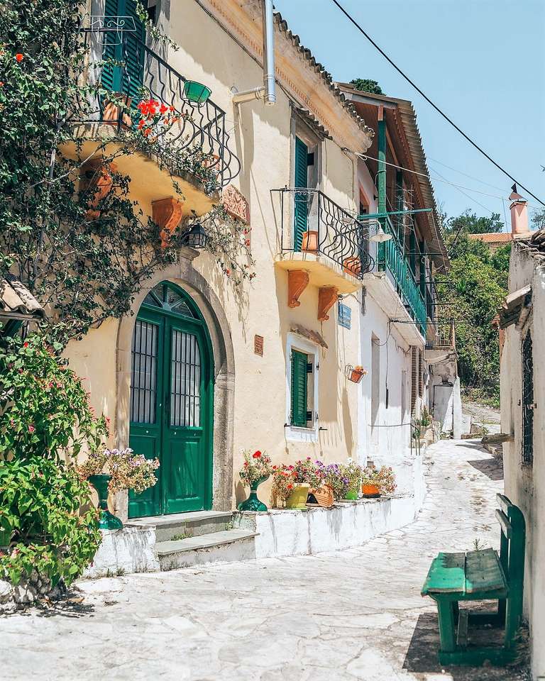 Chlomos plats på ön Korfu pussel på nätet