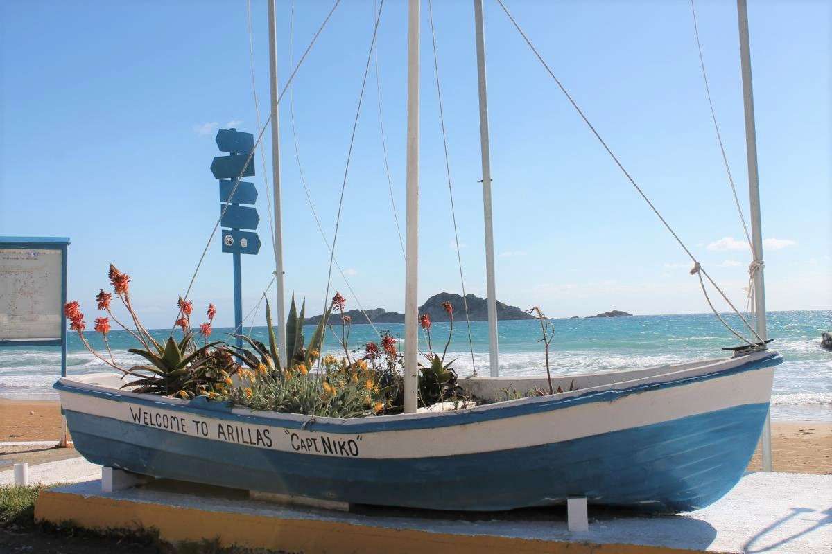 Привітальний човен на острові Аріллас Корфу онлайн пазл
