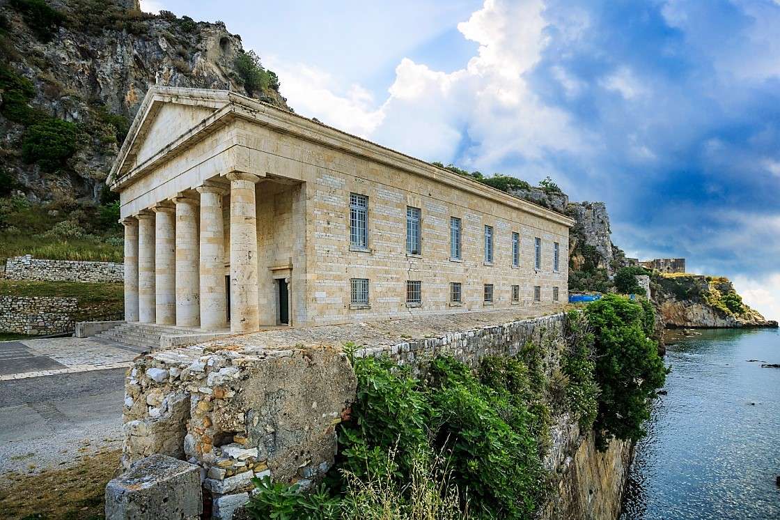Templo antiguo de Agios Georgios en la isla de Corfú rompecabezas en línea