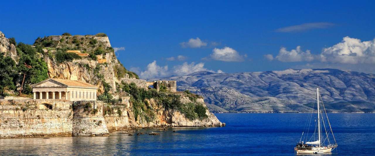 Древний храм Святого Георгия на острове Корфу онлайн-пазл
