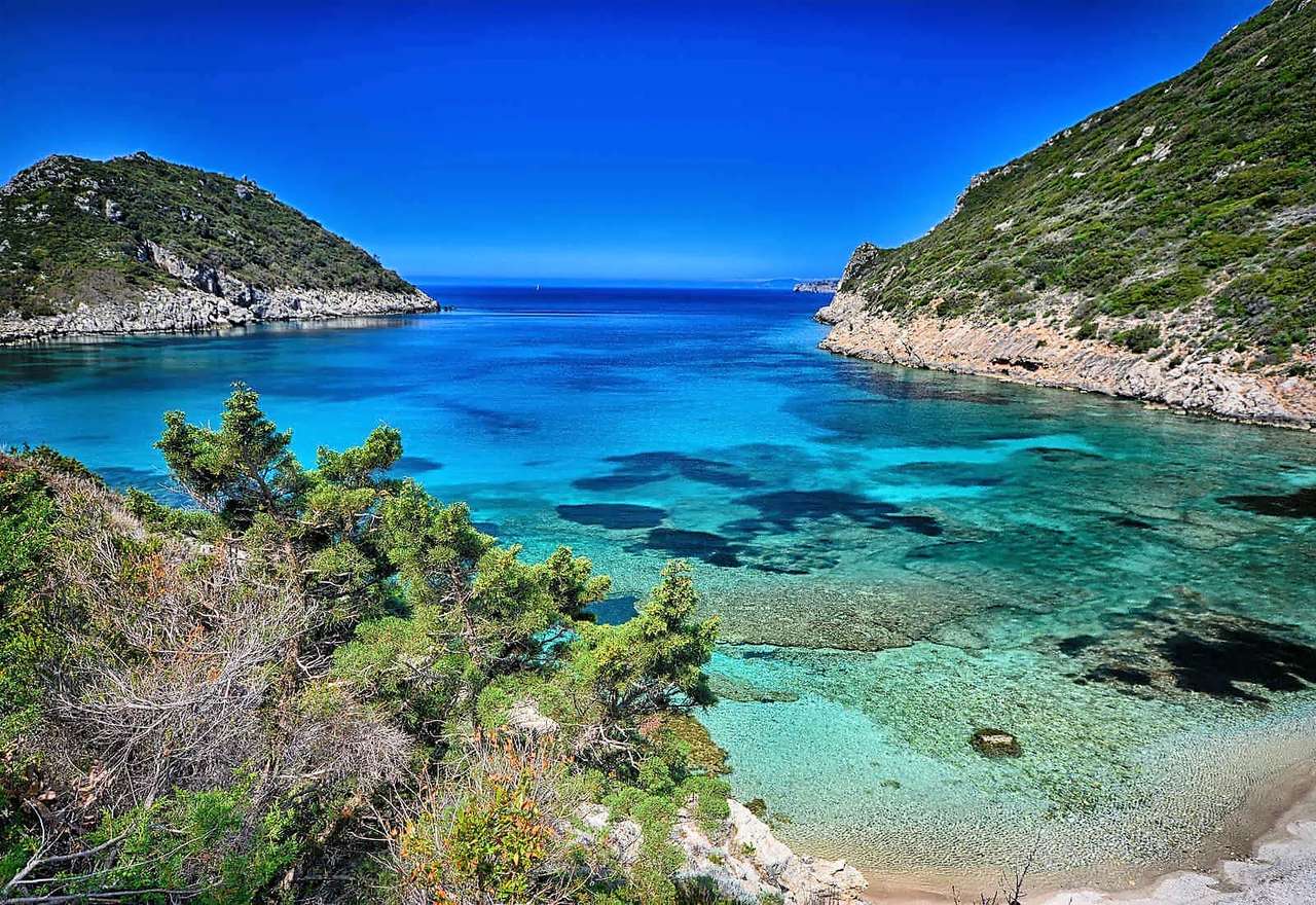 Afionas Strand auf der Insel Korfu Puzzlespiel online