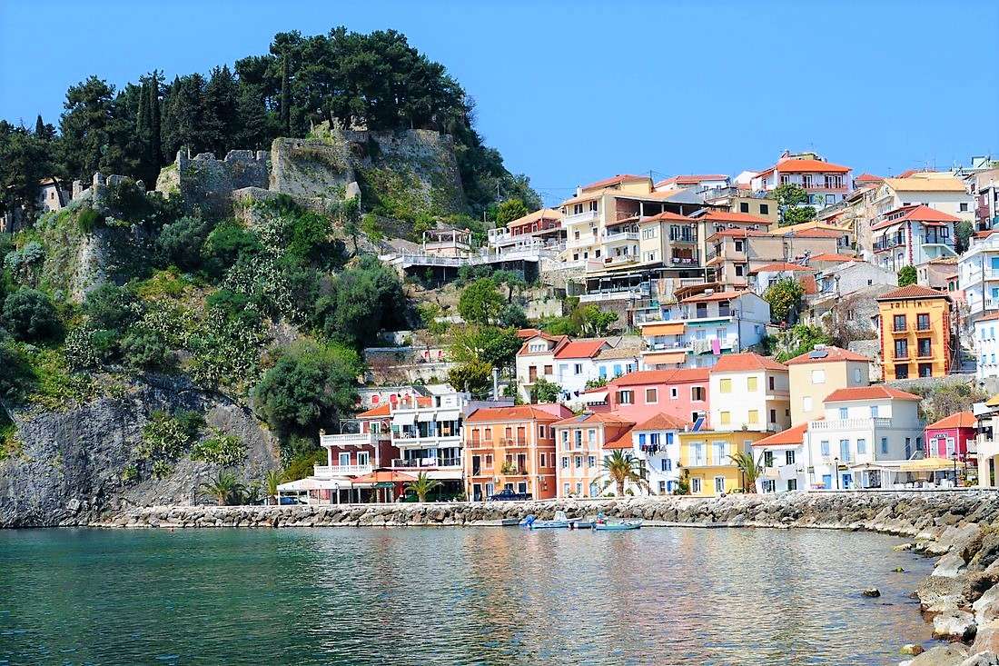 Αχαράβη παράκτια πόλη στο νησί της Κέρκυρας παζλ online