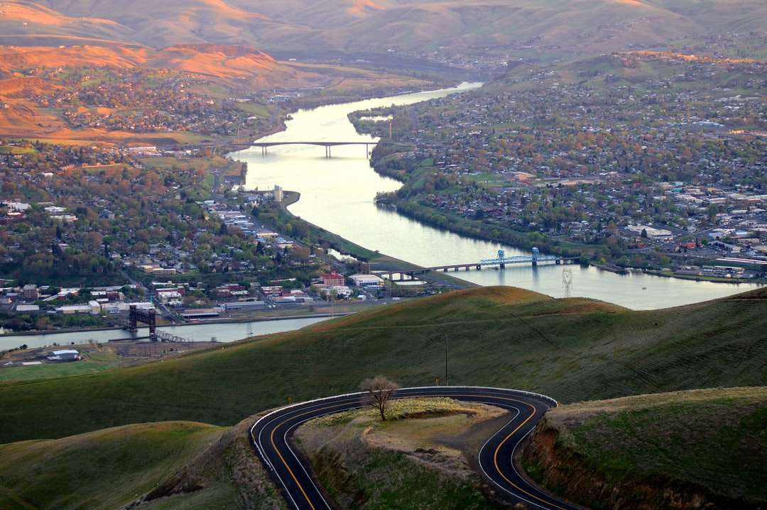 Letecký pohled na město u řeky během dne online puzzle