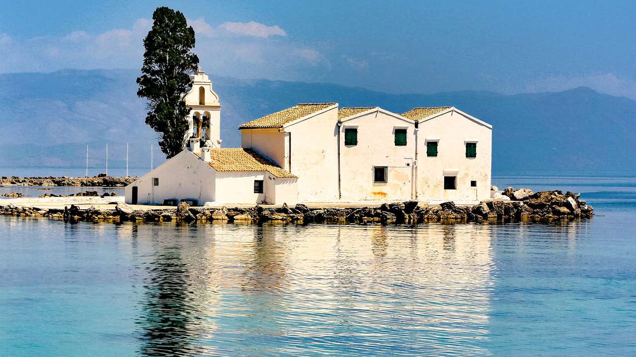 Kolostor sziget Vlacherna előtt Corfu kirakós online