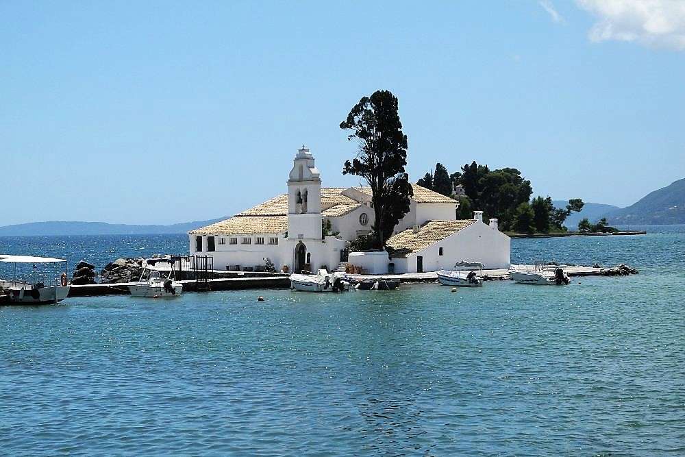 Ilha do mosteiro vlacherna com ilha do rato na frente de Corfu puzzle online