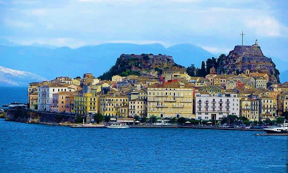 Korfu Stadt Ansicht mit altem Fort Puzzlespiel online