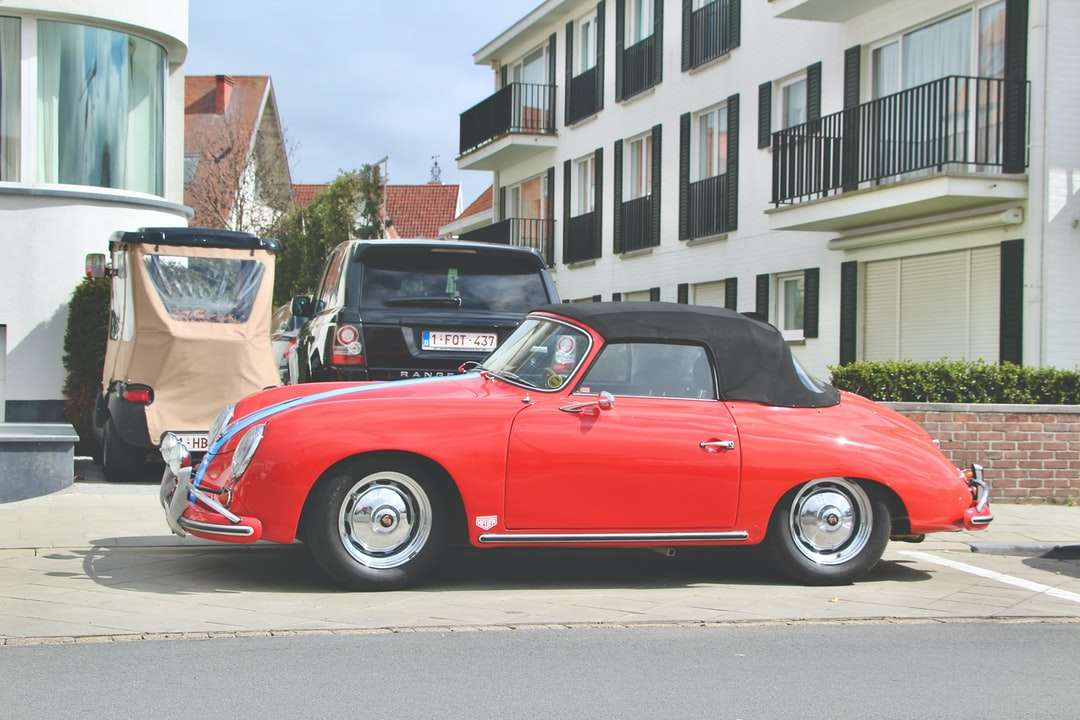 Car roșu convertibil parcat pe stradă în timpul zilei puzzle online