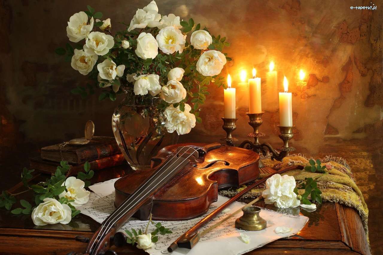 Скрипка рядом со свечами и цветами пазл онлайн